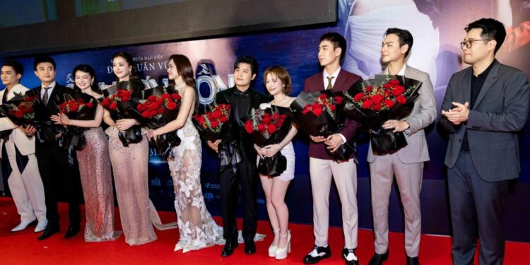 Đạo diễn Đinh Tuấn Vũ xúc động cực độ tại premiere ‘Ốc mượn hồn’: “Đây là đặc ân lớn nhất của tôi”
