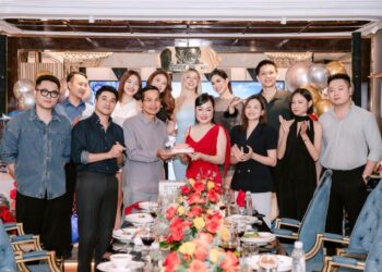 Hoa hậu Hoàng Thanh Nga ngập tràn hạnh phúc đón tuổi mới cùng tổ chức Cosmo