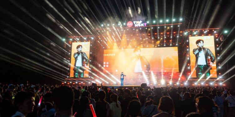 AirAsia THE NEXT Live Concert 2026 tiếp tục bùng nổ tại Đà Nẵng với hàng nghìn khán giả trẻ