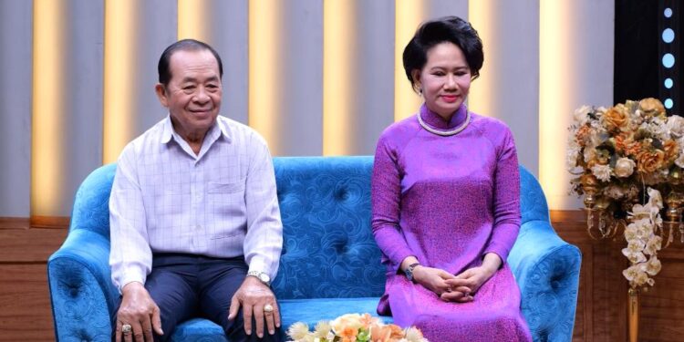 Mảnh Ghép Hoàn Hảo: Vợ trẻ đẹp kém 20 tuổi đi hát, chồng theo sát vì quá ghen   