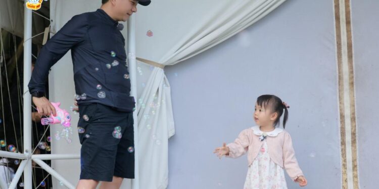 Ái nữ Nami “lung lay” vì đồ chơi khiến ba Dương gục ngã
