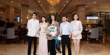 Khán giả nồng nhiệt đón đương kim Hoa hậu Thế giới tại Sân bay Tân Sơn Nhất