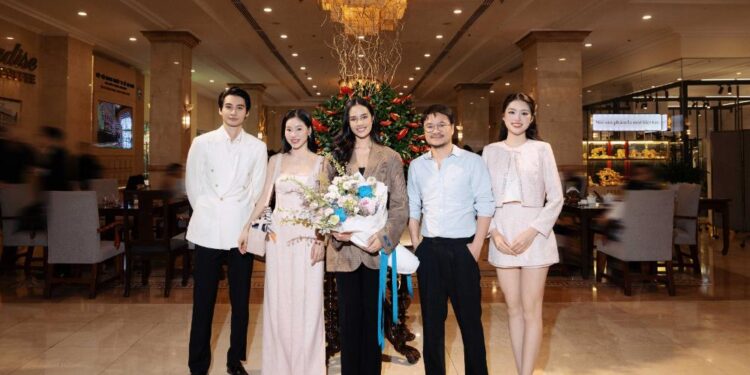 Khán giả nồng nhiệt đón đương kim Hoa hậu Thế giới tại Sân bay Tân Sơn Nhất