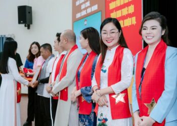 Hoa hậu Hoàng Thanh Nga được Uỷ Ban Mặt Trận Tổ Quốc Việt Nam phường Hoà Hưng tặng bằng khen vì những đóng góp tích cực cho cộng đồng 