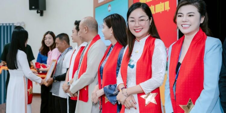 Hoa hậu Hoàng Thanh Nga được Uỷ Ban Mặt Trận Tổ Quốc Việt Nam phường Hoà Hưng tặng bằng khen vì những đóng góp tích cực cho cộng đồng 