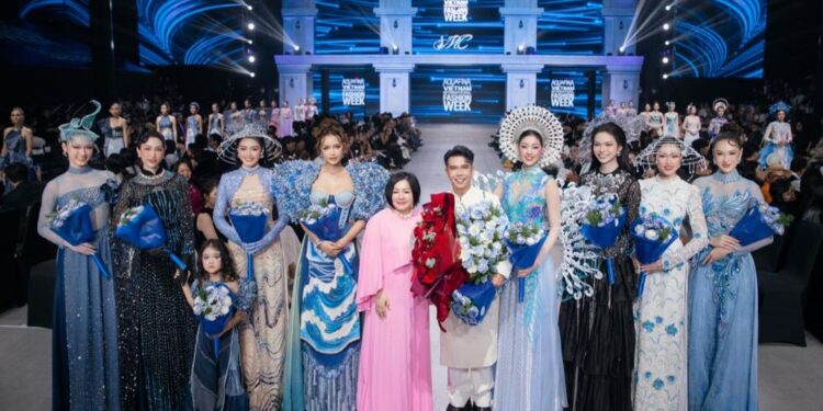 Ngọc Châu mở màn, Khánh Vân làm vedette BST “Thủy ảnh” của NTK Đặng Trọng Minh Châu