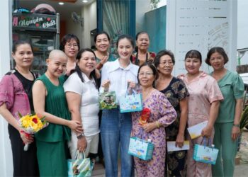Hoa Hậu Ý Nhi thăm hỏi, tặng  quà bệnh nhân ung thư