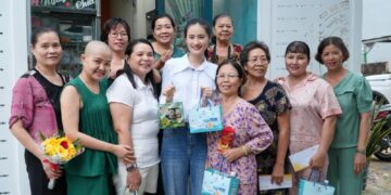 Hoa Hậu Ý Nhi thăm hỏi, tặng  quà bệnh nhân ung thư