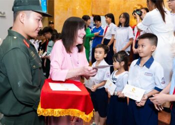 Chủ tịch Miss World trở lại việt nam, trao quà cho trẻ em và phụ nữ khó khăn