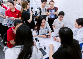 Hàng nghìn sinh viên tham gia UEB Job Fair 2026 tìm kiếm cơ hội nghề nghiệp