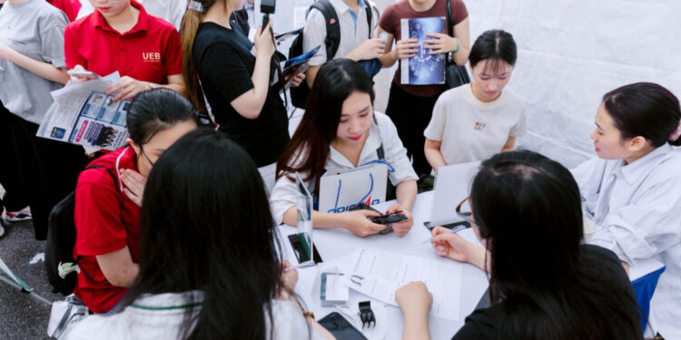 Hàng nghìn sinh viên tham gia UEB Job Fair 2026 tìm kiếm cơ hội nghề nghiệp