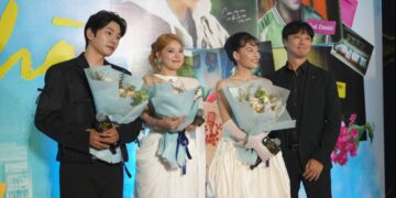 Lee Yi Kyung quỳ gối tri ân khán giả Việt, rưng rưng nhắc về mẹ trong đêm ra mắt “Mẹ ơi, về nhà”