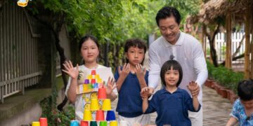 Dở khóc dở cười trò đùa “bốc đất ăn” của ba Tuấn Dương và hai bé Su – Mi