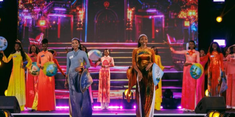 111 THÍ SINH MISS WORLD TRÌNH DIỄN ÁO DÀI TRONG ĐÊM KHAI MẠC TẠI QUẢNG NINH
