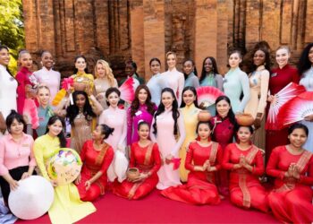 Thí sinh Miss World tham quan Tháp Bà Ponagar, làm gốm, hái nho 