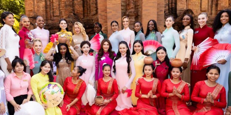 Thí sinh Miss World tham quan Tháp Bà Ponagar, làm gốm, hái nho 