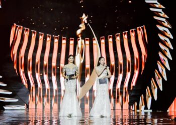 Ngô Ngọc Gia Hân: Từ chiếc vương miện năm 16 tuổi đến chiếc micro trên sân khấu Ấn Độ   