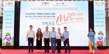 Doanh nhân Johnathan Hạnh Nguyễn truyền cảm hứng cho hơn 1.000 tân sinh viên UMP
