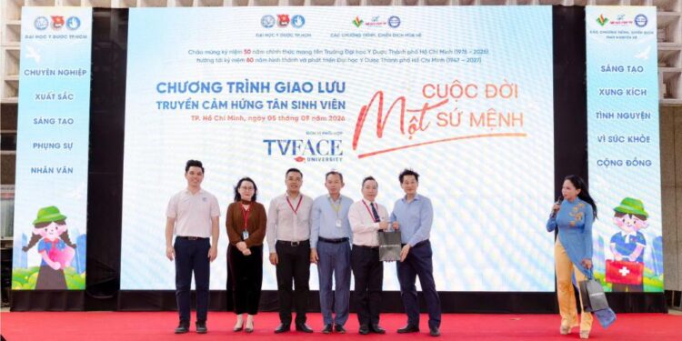 Doanh nhân Johnathan Hạnh Nguyễn truyền cảm hứng cho hơn 1.000 tân sinh viên UMP