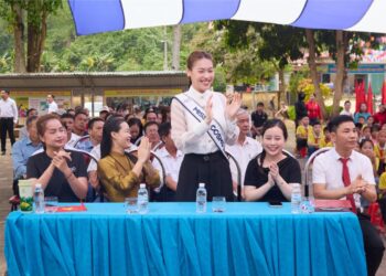 Miss Cosmo Vietnam 2026  Đỗ Cẩm Ly trao 100 suất học bổng và quà tặng tại quê nhà