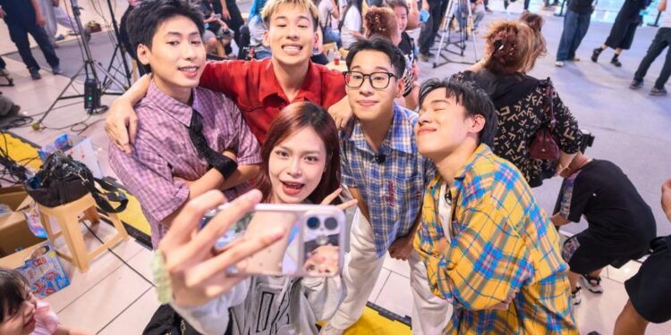 Duniverse trưởng thành sau 4 chặng đi tìm “Chỗ Đứng”, lấp đầy mini concert tại trung tâm thương mại