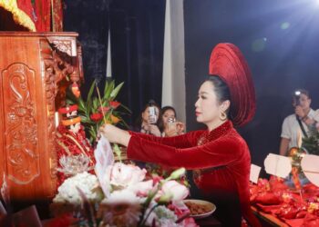 NSND Trịnh Kim Chi cùng các Nghệ sỹ Việt thành kính tri ân Tổ nghiệp sân khấu