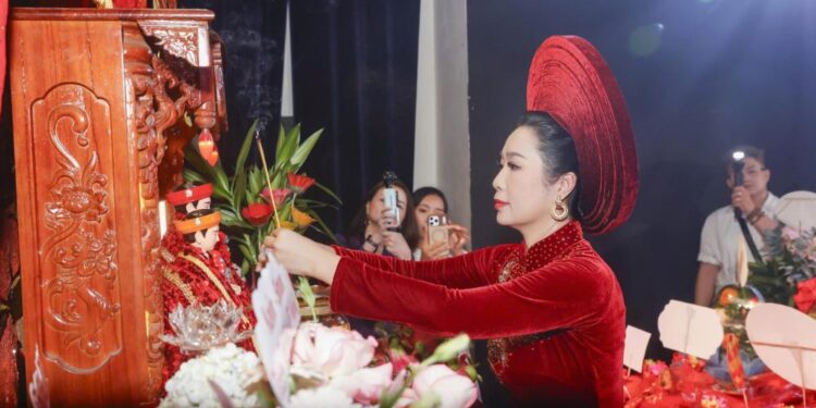 NSND Trịnh Kim Chi cùng các Nghệ sỹ Việt thành kính tri ân Tổ nghiệp sân khấu