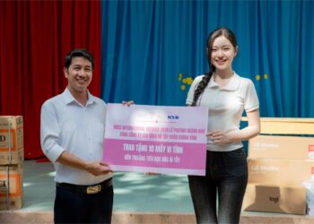 Á Hậu Lê Phương Khánh Như trao 10 máy vi tính và 1000 tập vở cho học sinh tại Khánh Hòa