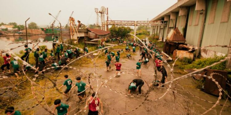 Sau nhiều lần lỡ hẹn, “Trại Buôn Người” ấn định ngày ra rạp, hé lộ cuộc chiến sinh tồn quy mô lớn