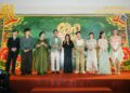 Võ Tấn Phát nhòa lệ chạy xuống hàng ghế khán giả ôm chặt mẹ trong đêm ra mắt “Lên Hương”