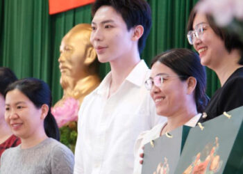 Erik dành một ngày đặc biệt để trao yêu thương đến trẻ em và cựu chiến binh nhân dịp Tết Trung thu