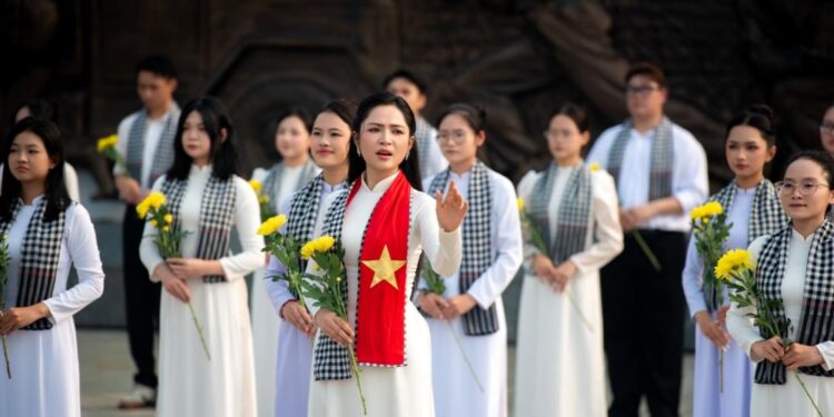 Nguyễn Duyên Quỳnh tái hợp nhạc sĩ Nguyễn Văn Chung trong dự án đồng hành cùng chiến dịch 500 ngày đêm tìm mộ liệt sĩ