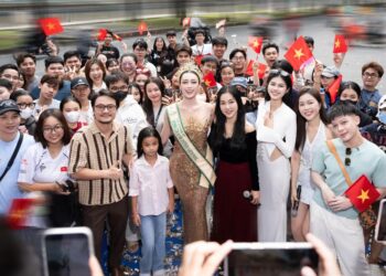 Sau hành trình quốc tế, Emoura Phạm về Việt Nam trong vòng tay người hâm mộ