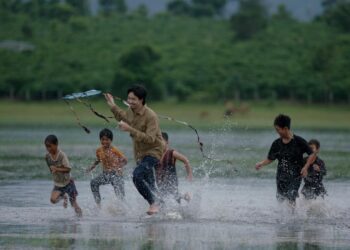 Đen cùng các hướng dẫn viên nhí giới thiệu 8 điểm check in du lịch thơ mộng trong MV Những Em Bé Mặt Trời