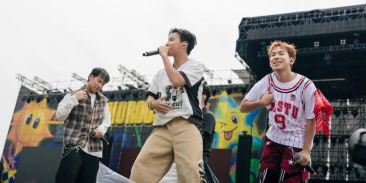 Duniverse trình diễn ấn tượng tại Sao Concert trước hàng nghìn khán giả 